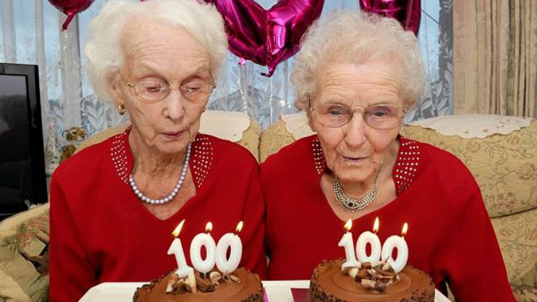 Közös bulival ünnepelték szülinapjukat a 100 éves ikrek