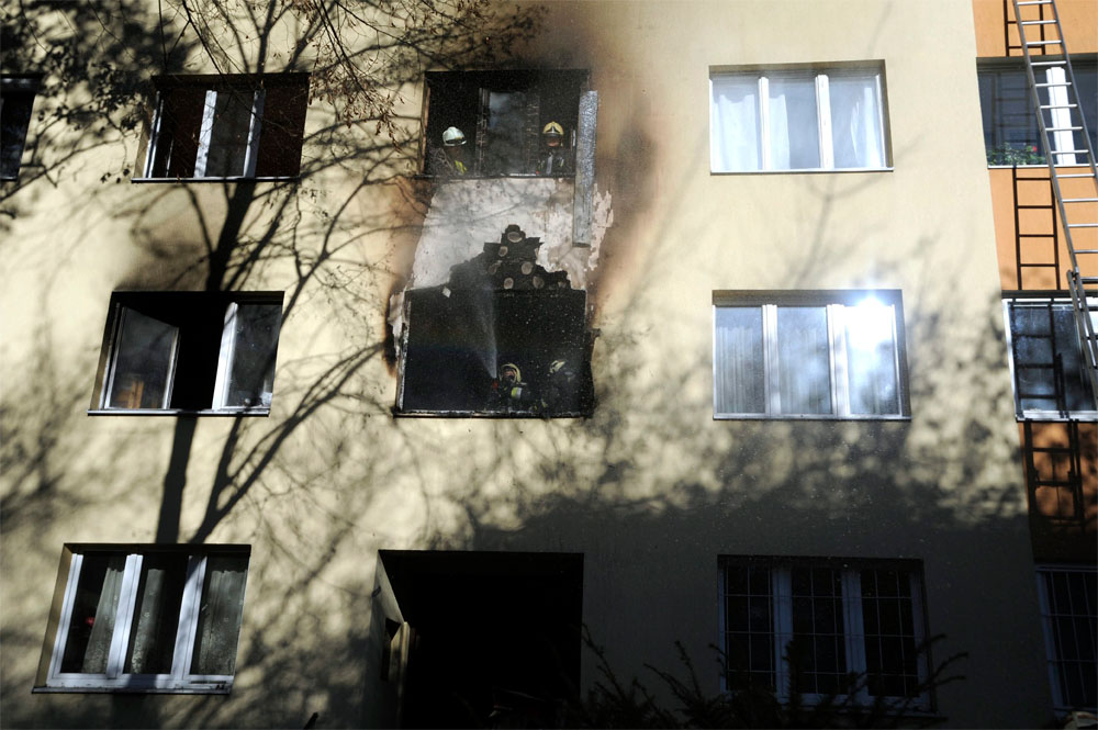 Tűzoltók dolgoznak egy panelház egyik első emeleti lakásába keletkezett tűz oltásán - MTI Fotó: Mihádák Zoltán