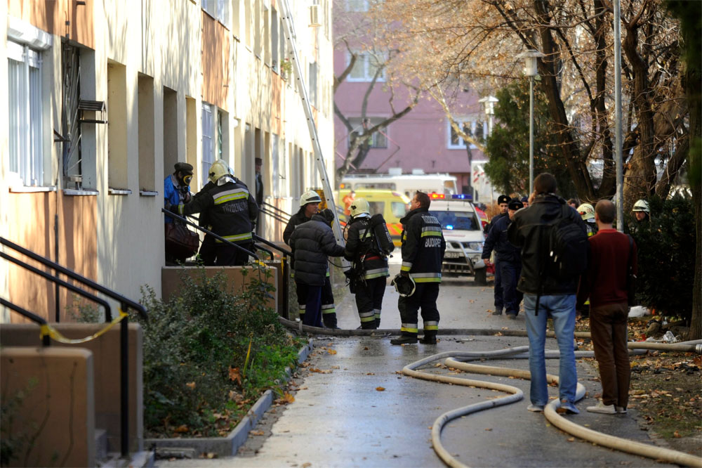 Tűzoltók kísérik ki a lakókat egy panelházból a XI. kerületi Fehérvári úton - MTI Fotó: Mihádák Zoltán