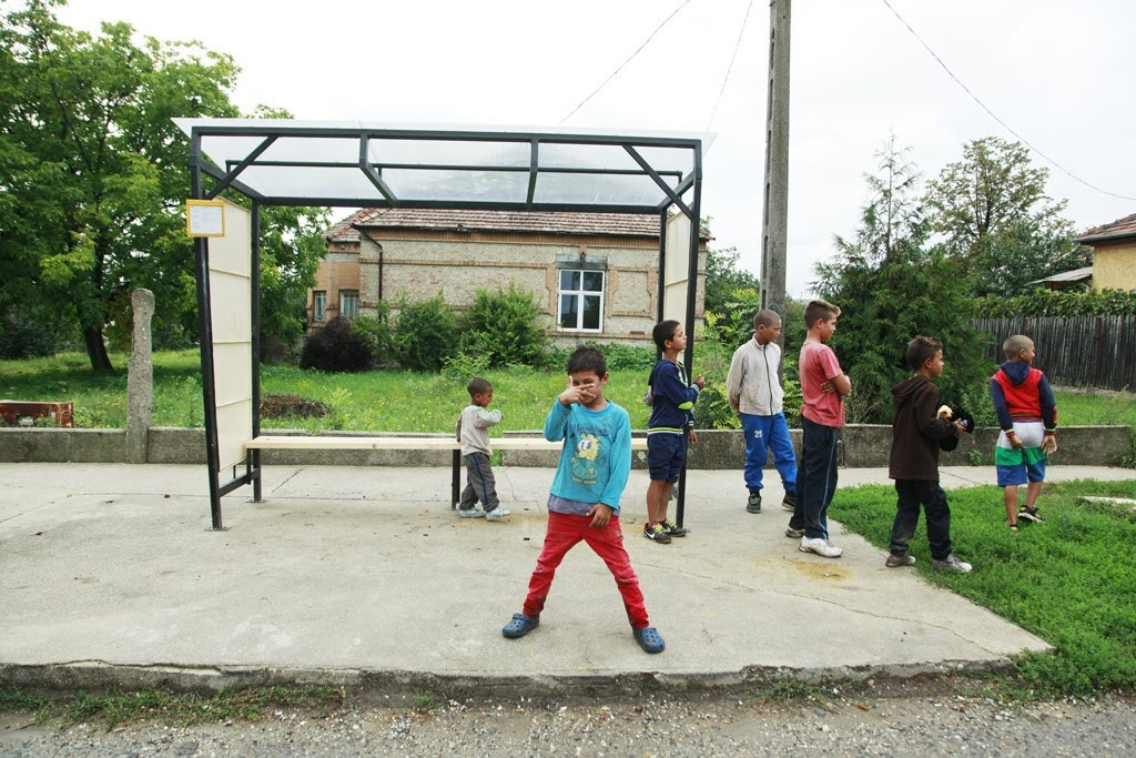 Zseniálisan egyszerű találmány: így visznek fényt a magyar falvakba
