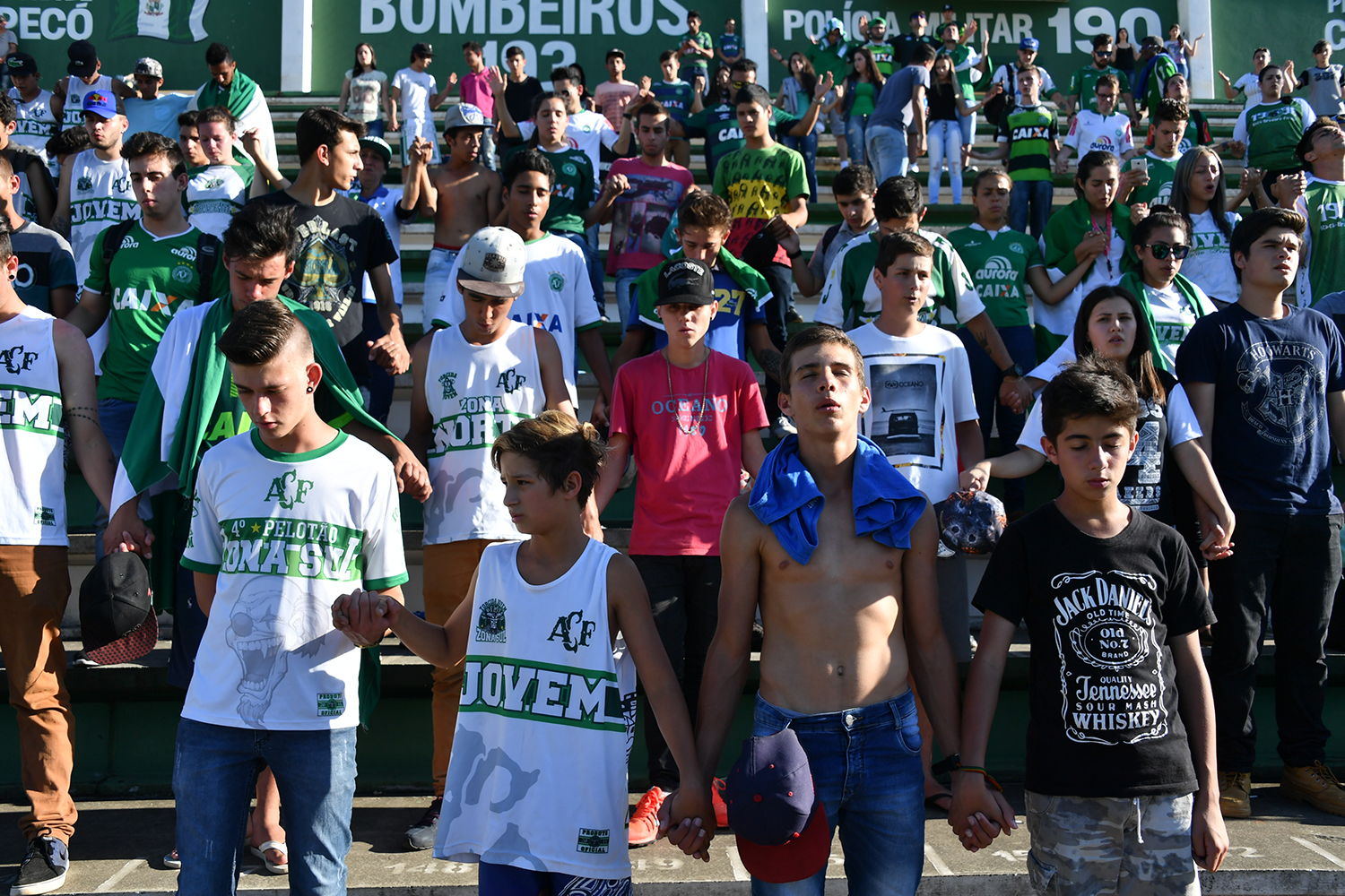 Így gyászolják a lezuhant gép brazil focistáit - megrendítő fotók