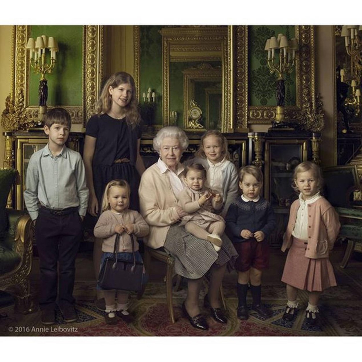 Középen: II. Erzsébet. Balról jobbra: ( a királynő legfiatalabb unokái) James, Viscount grófja, Lady Lujza Alíz Erzsébet Mary Mountbatten-Windsor, (a királynő dédunokái) Mia Tindall, Charlotte hercegn