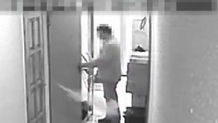 Így lőtte át az ajtót a részeg rendőr - videó