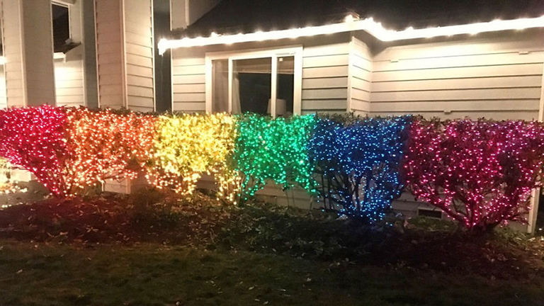 Szivárványos karácsonyi fényekkel tiltakozik az asszony homofób szomszédja ellen