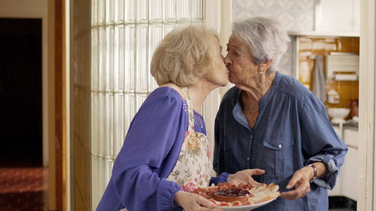 A spanyol Igazából szerelemben leszbikus nagymama és édeshármas is van