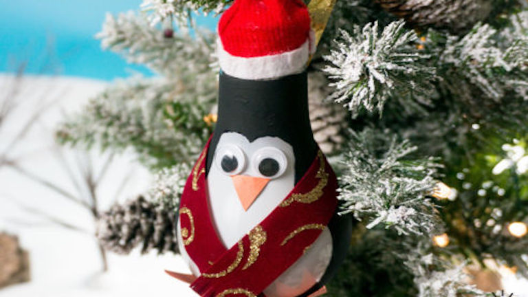 Készíts szupercuki karácsonyi pingvint egy kiégett villanykörtéből!