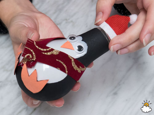 Készíts szupercuki karácsonyi pingvint egy kiégett villanykörtéből!