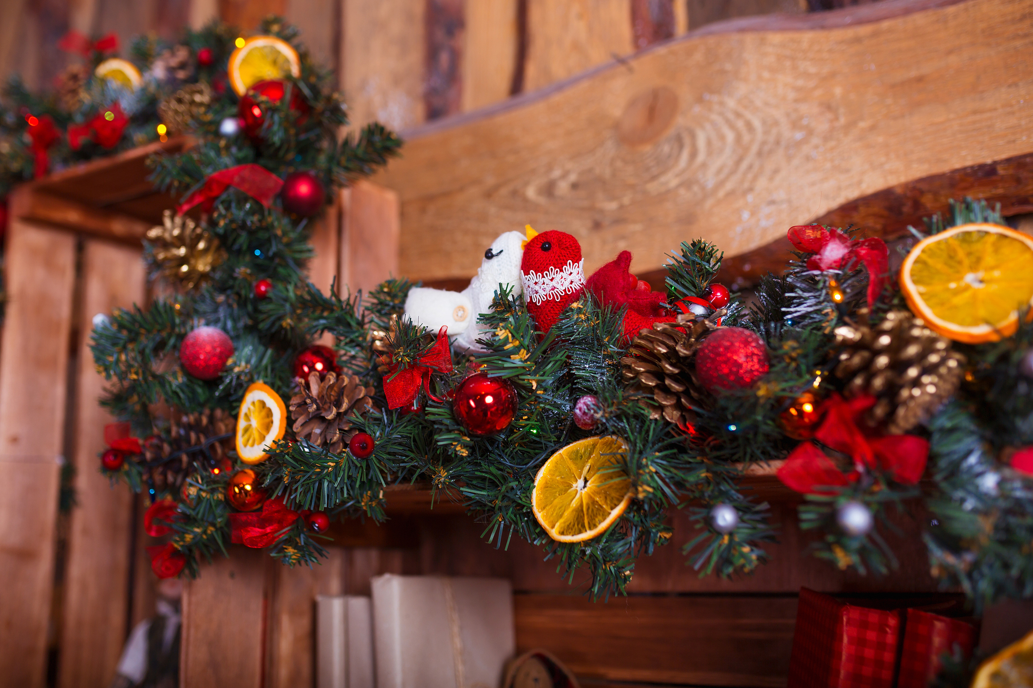 A girlandot nemcsak karácsonyi díszekkel, de fényfüzérrel is feldíszítheted. 