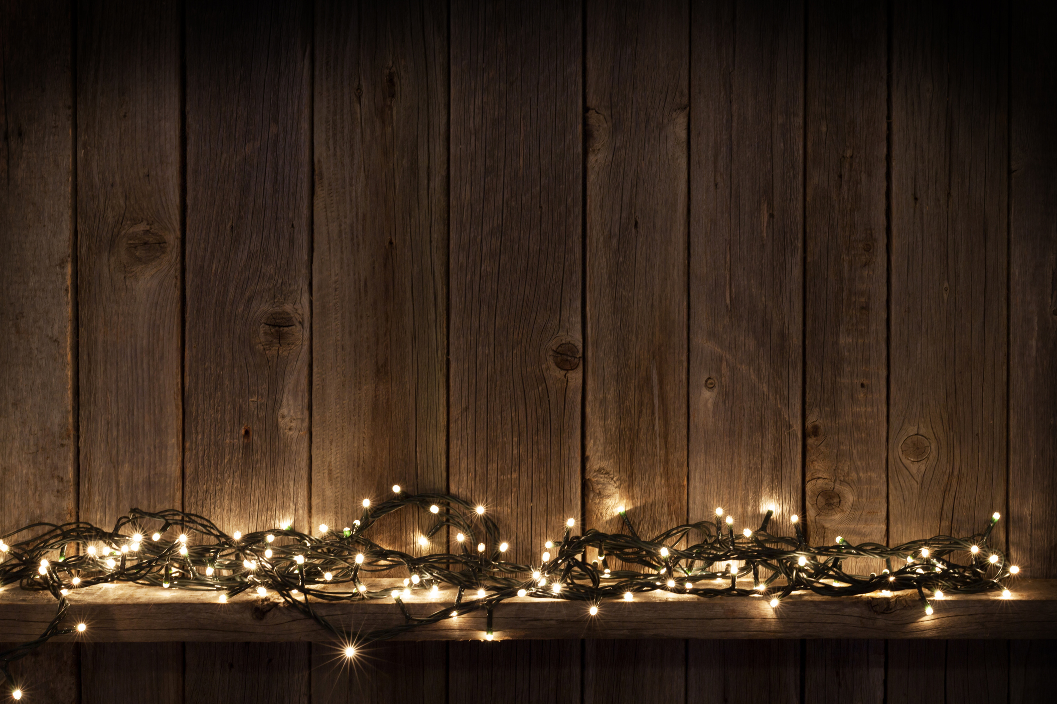 Gyakorlatilag a lakás bármelyik pontjába elhelyezhetünk egy fényfűzért. Nem kell dúldíszíteni, karácsonyi csillogó díszekkel megbolondítani. Önmagában is csodaszép!