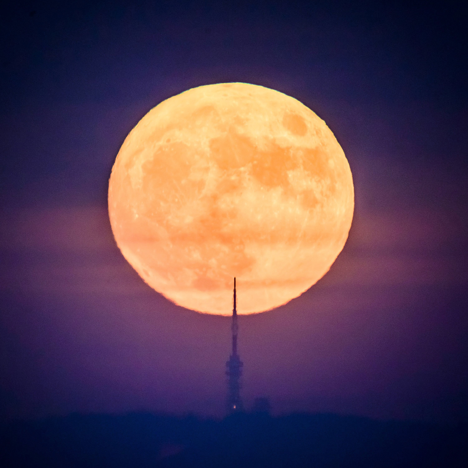Döbbenetesen gyönyörű volt a Hold a magyar településen