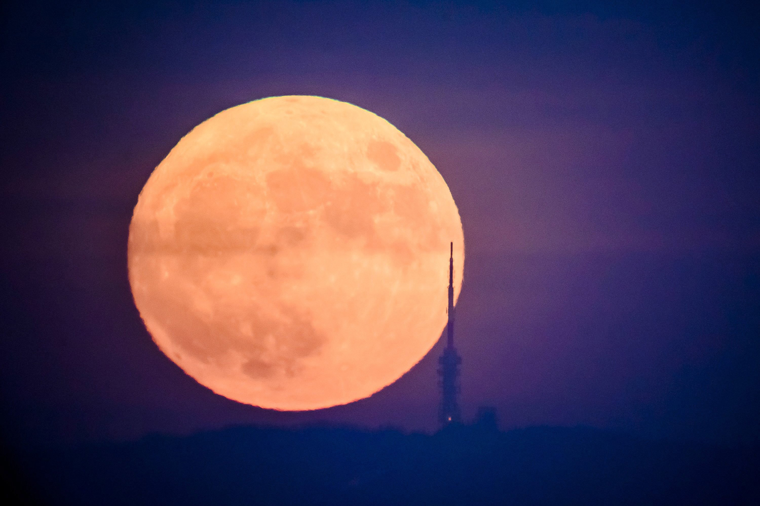 Döbbenetesen gyönyörű volt a Hold a magyar településen