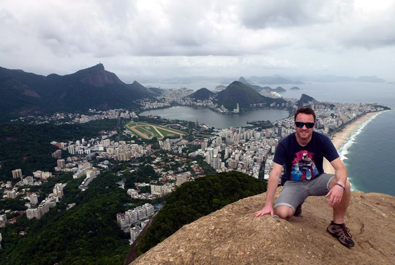 a háttérben Rio de Janeiro