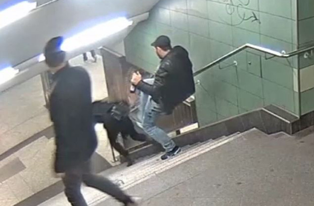 Lerúgta a nőt a metrómegálló lépcsőjén