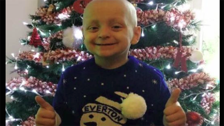 Több, mint 10000-en kívántak boldog karácsonyt a rákos kisfiúnak