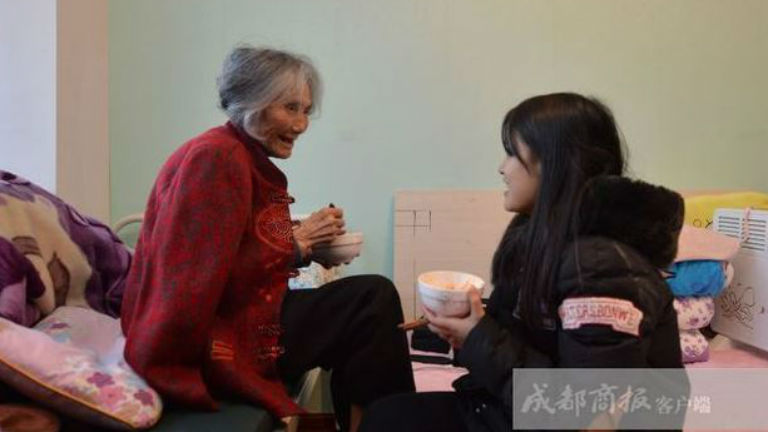 93 éves nagymamájával jár egyetemre a 20 éves lány 