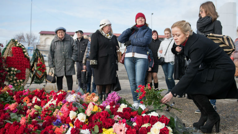 A lezuhant gép áldozataira emlékeznek Szocsi tengerpartján (Fotó: AFP)
