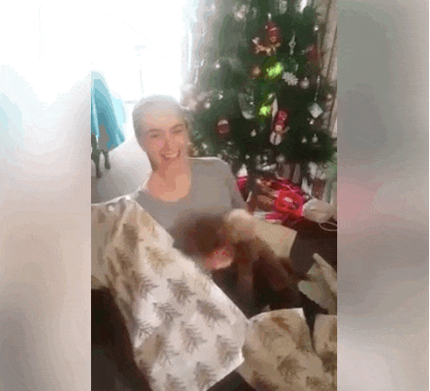 Magát adta ajándékba karácsonyra a gazdi a kutyájának - cuki videó