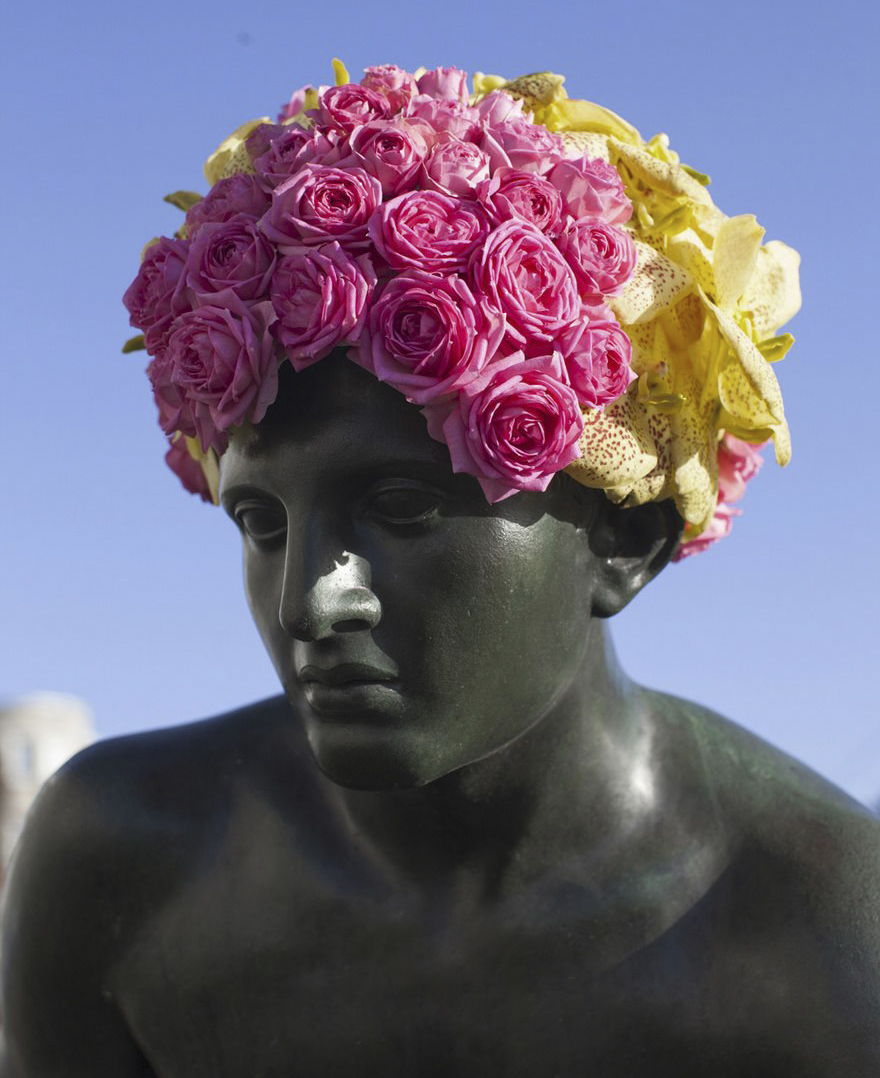 Virágszakállakkal dekorálja Brüsszel elfeledett szobrait egy művész