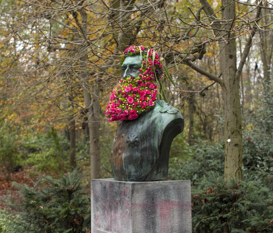 Virágszakállakkal dekorálja Brüsszel elfeledett szobrait egy művész