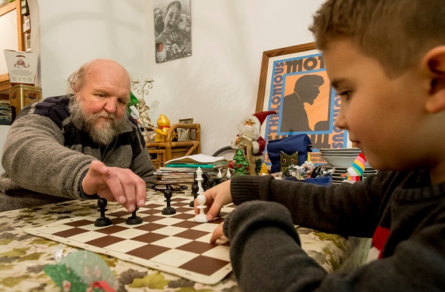 Sándor, fogadott unokájával, Misóval sakkozik