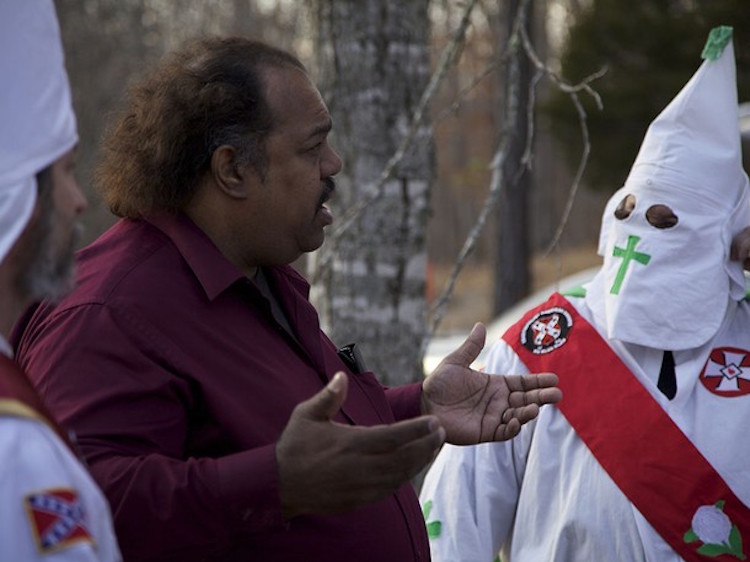 Több, mint 200 embert léptetett ki a Ku Klux Klanból a fekete férfi