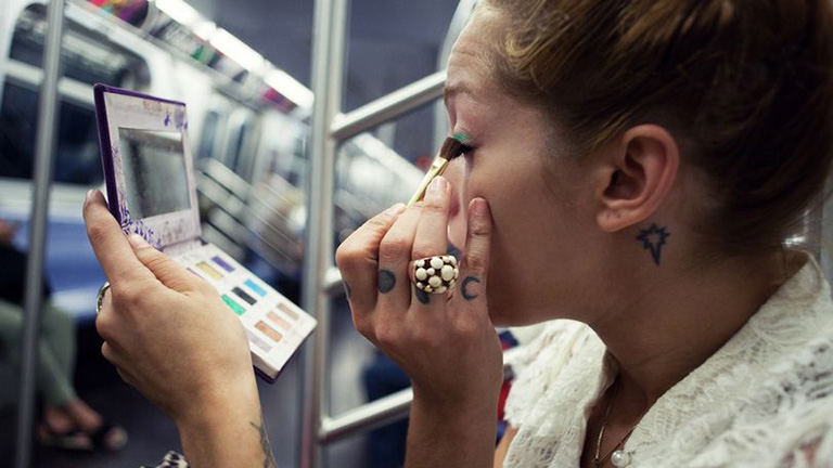 Beszóltak a metrón sminkelő nőnek - a többi utas válaszolt