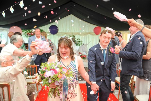 Mesebeli esküvőn mondta ki az igent a Down-szindrómás szerelmespár