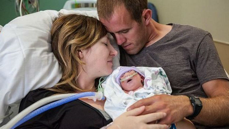 Szívszaggató okból hordta ki halálos beteg babáját az anya