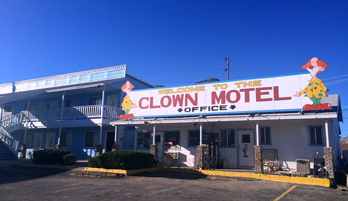 A világ legijesztőbb helyének tűnik a bohócos motel