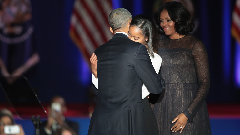Malia Obama megöleli leköszönő édesapját