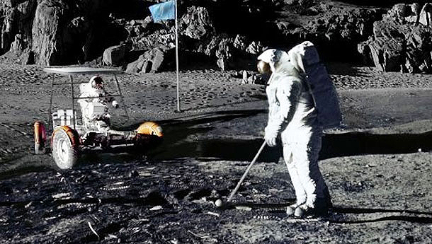 Alan Shepard, az Apollo 14 űrhajósa még egy kis golfozásra is időt szakított a Hold felszínén (Fotó: NASA)