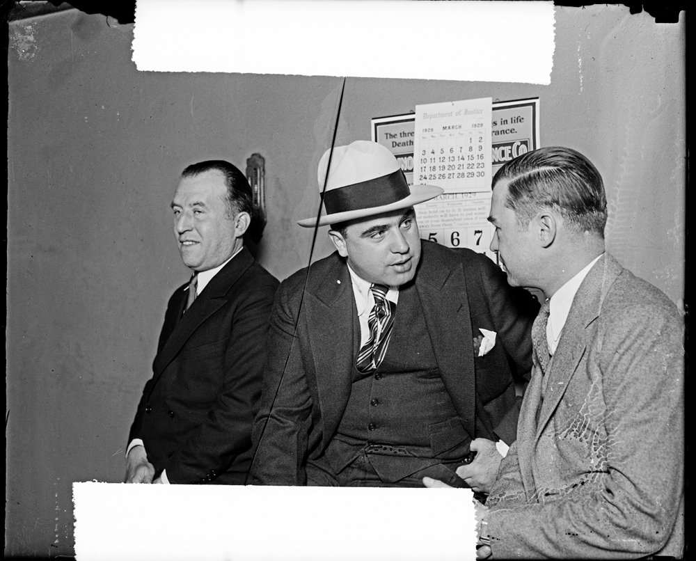 Al Capone és jobbra tőle William F. Waugh szövetségi bíró