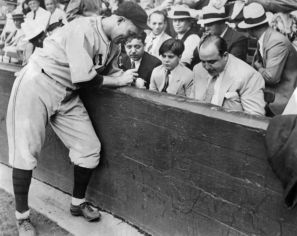 Gabb Hartnett baseball játékos autogrammot ad egy labdára Al Capone fiának, Sonnynak Popperfoto/Getty Images)