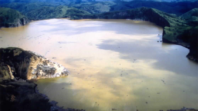 A Nyos-tó zavaros vize a kitörést követően (Fotó: Wikipedia)