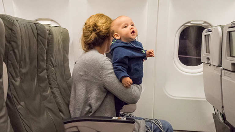 Nem jár cukor az idegennek, aki a gyereked mellett ül a repülőn - egy anyuka brutálisan őszinte levele