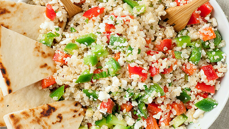 Egészséges vacsora 20 perc alatt: görög quinoa-tál