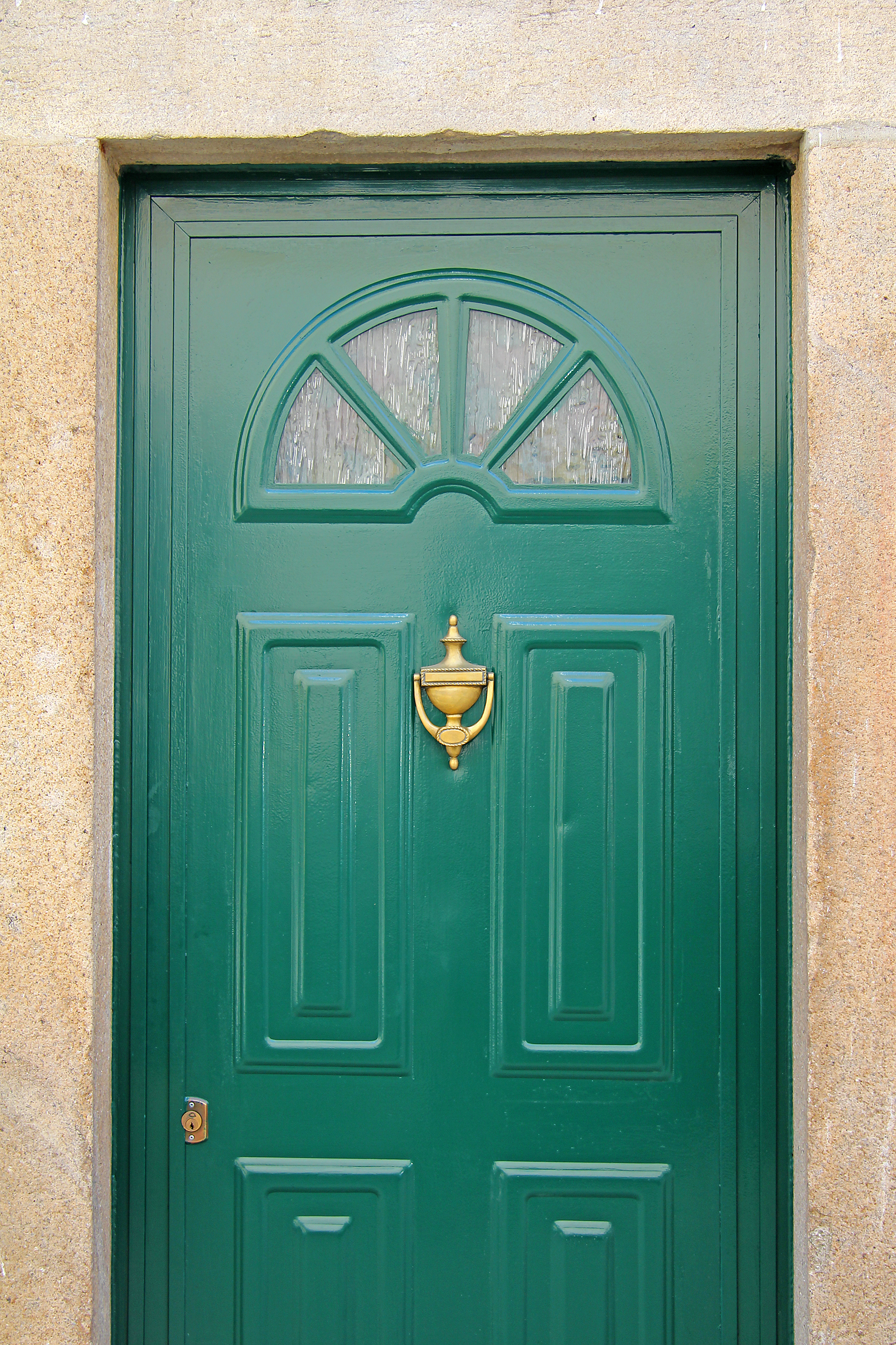 Ne gondolkodj túl sokat, hogy hol tudnád trendivé varázsolni az otthonod. Idén a zöld bejárati ajtó egyáltalán nem meglepő választás!