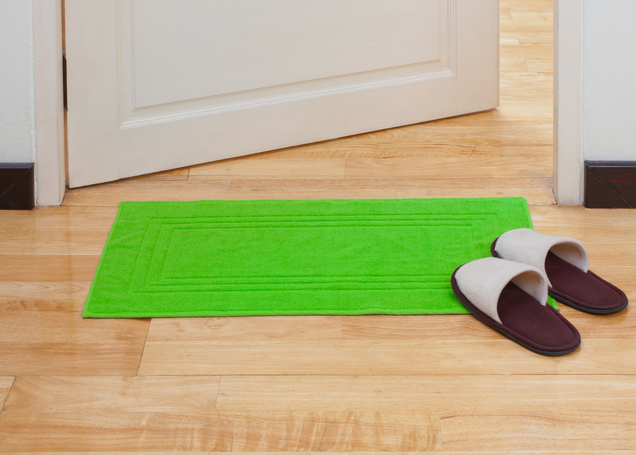 Ha csak épp szeretnéd megvillantani a zöld színt a lakásodban, akkor szerezz be egy zöld lábtörlőt, és már kész is vagy!