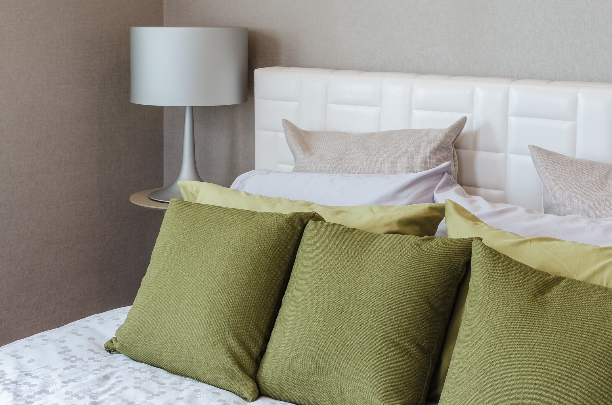 Egy-két zöld színű párnát elég becsempészned a hálószobádba, hogy trendivé válj!