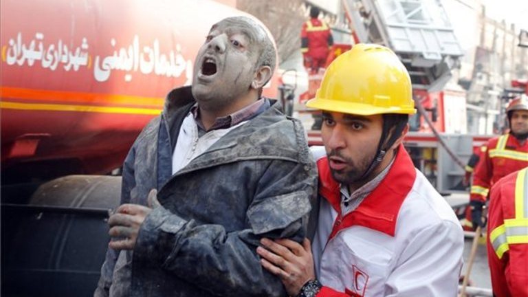 30 tűzoltó halt meg, amikor összeomlott egy toronyház Teheránban