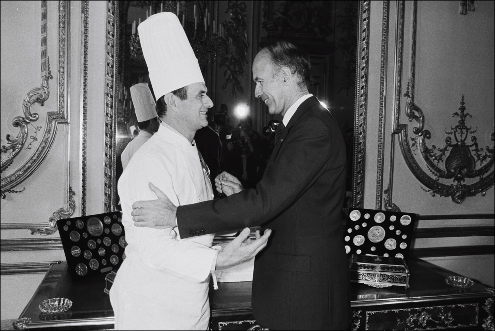 Valery Giscard d'Estaing, a francia köztársasági elnök kitünteti Pault a francia becsületérdemrenddel, 1975-ben (Fotó: Getty Images)