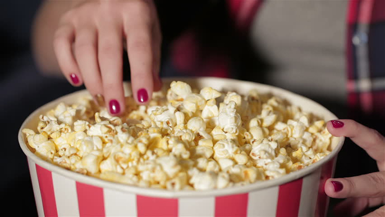Így pattog ki a popcorn lírai lassított felvételen
