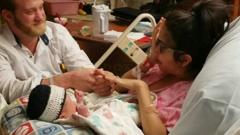 Újszülött kisfia segítségével kérte meg szerelme kezét az apuka
