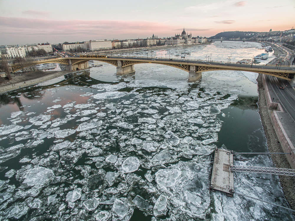 Látványos drónfotók a jégbe fagyott országról és Budapest fényeiről