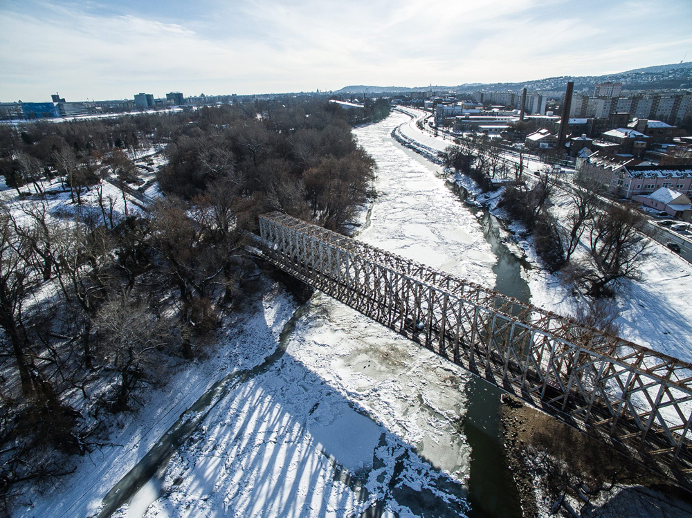 Látványos drónfotók a jégbe fagyott országról és Budapest fényeiről