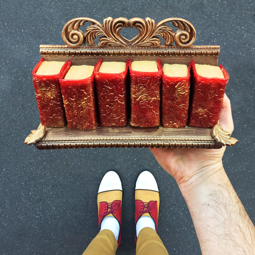 Cipőihez passzoló desszertekkel pózol a párizsi férfi