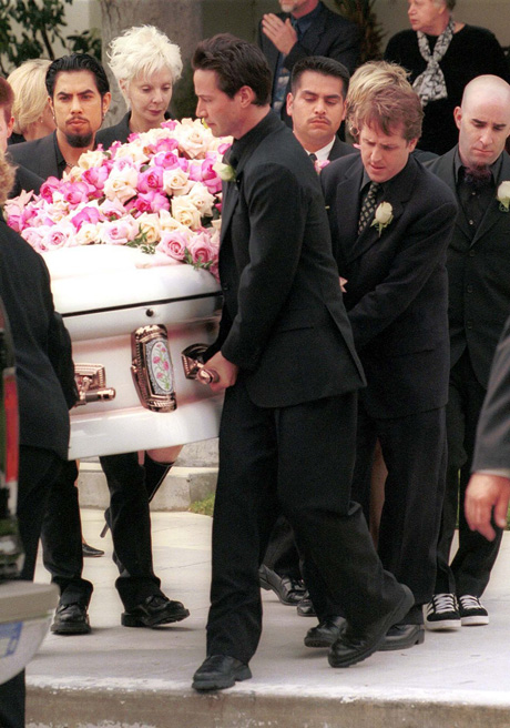 Keanu felesége temetésén