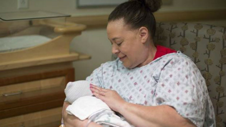 Hivatásos babaölelők segítik az első napokban az ópiumfüggő babákat