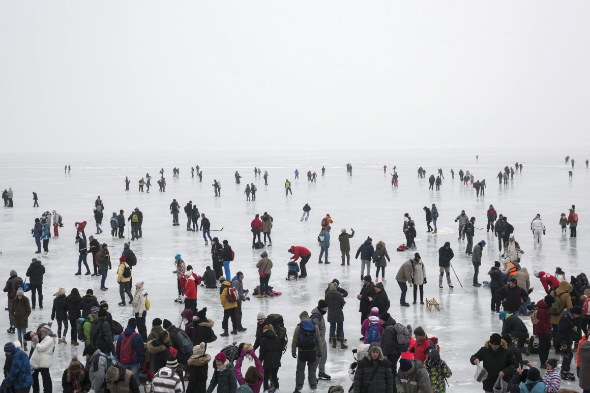 Több ezren keltek át szombaton a befagyott Balaton jegén