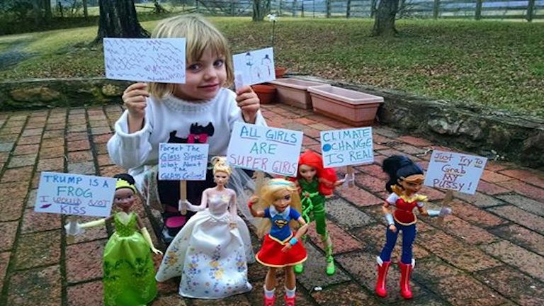 Barbie babákkal játszotta újra a Nők Menetét egy 4 éves kislány